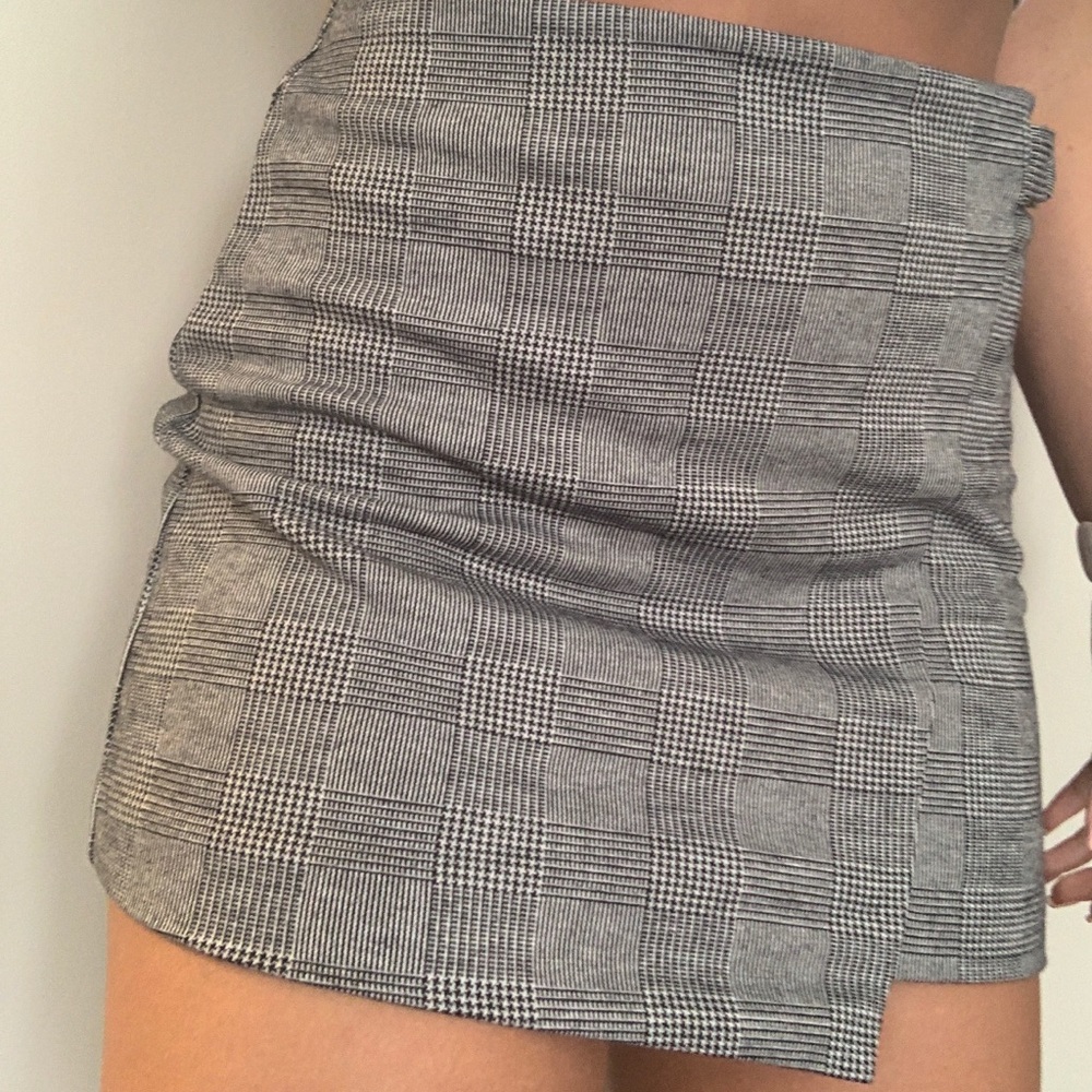 Asymmetric skirt